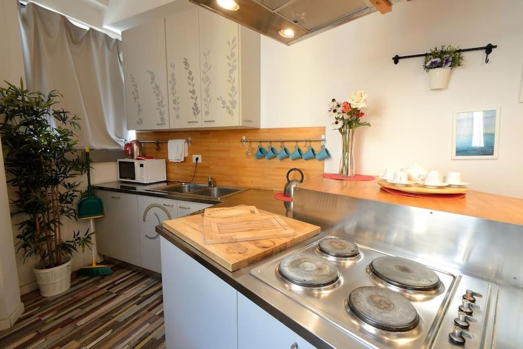 Argento, Bright Flat In The Center, 7 Guests, Parking & Wifi, Near To 3 Tram Lines And The Metro - Well Connected To Airports And To The Train Station