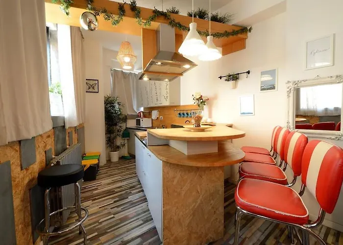 Argento, Bright Flat In The Center, 7 Guests, Parking & Wifi, Near To 3 Tram Lines And The Metro - Well Connected To Airports And To The Train Station
