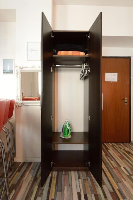 Apartment Argento, Bright Flat In The Center, 7 Guests, Parking & Wifi, Near To 3 Tram Lines And The Metro - Well Connected To Airports And To The Train Station