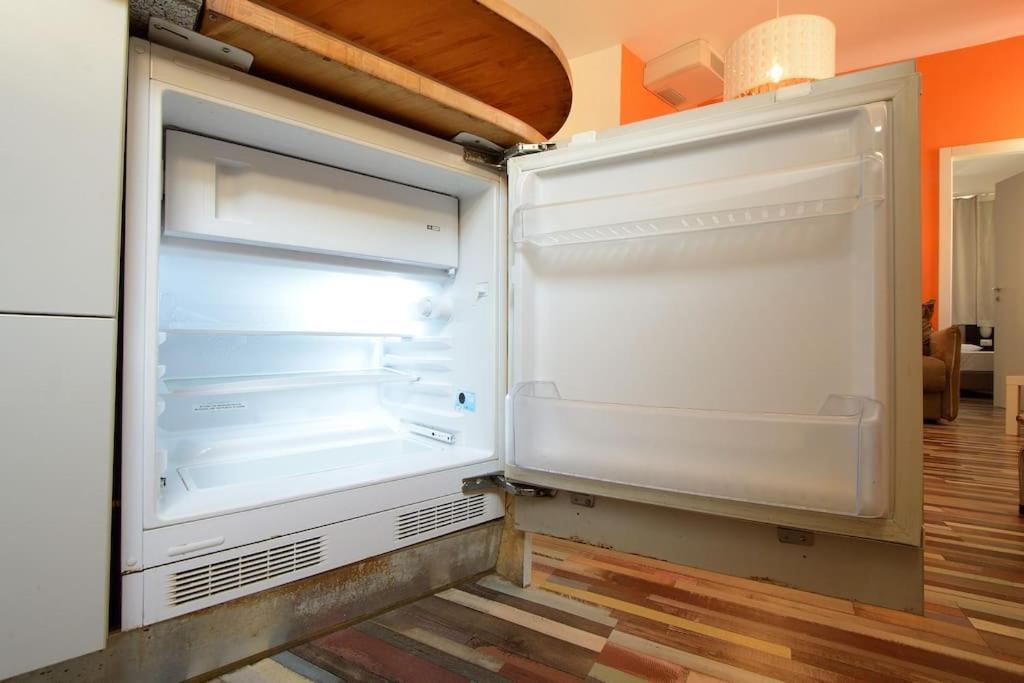 Argento, Bright Flat In The Center, 7 Guests, Parking & Wifi, Near To 3 Tram Lines And The Metro - Well Connected To Airports And To The Train Station Apartment